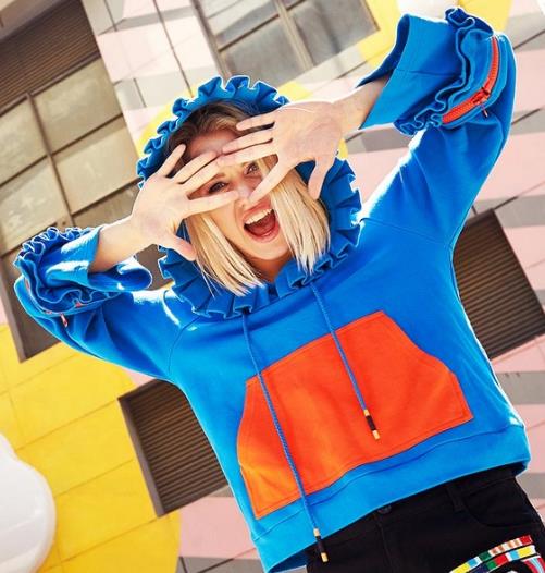 流苏蝙蝠袖卫衣怎么搭配:秋天看卫衣花样百出(图) 流苏蝙蝠袖卫衣怎么搭配:秋天看卫衣花样百出(图)