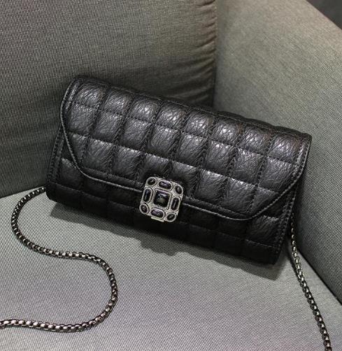 新款黑色链条包搭配：链条包增添时尚潮流气息（图）