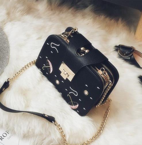 新款黑色链条包搭配：链条包增添时尚潮流气息（图）