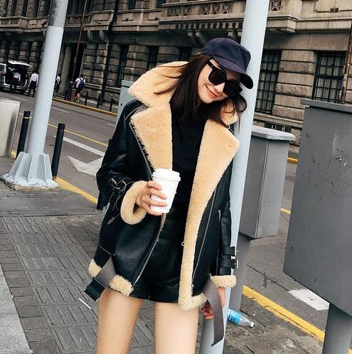 皮毛一体绣花外套搭配紧身裤：俏皮又减龄（图）