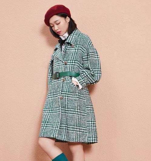 有格纹立领斗篷的搭配：秋冬还怕不够时尚吗（图）