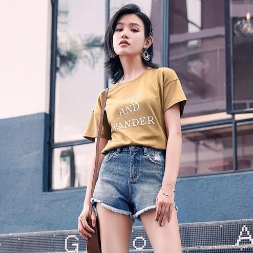 小白鞋搭配高腰开叉短裤：短裤开启清凉小夏日