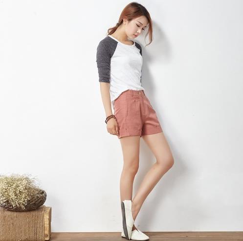 小白鞋搭配高腰开叉短裤：短裤开启清凉小夏日