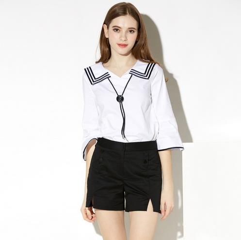 小白鞋搭配高腰开叉短裤：短裤开启清凉小夏日