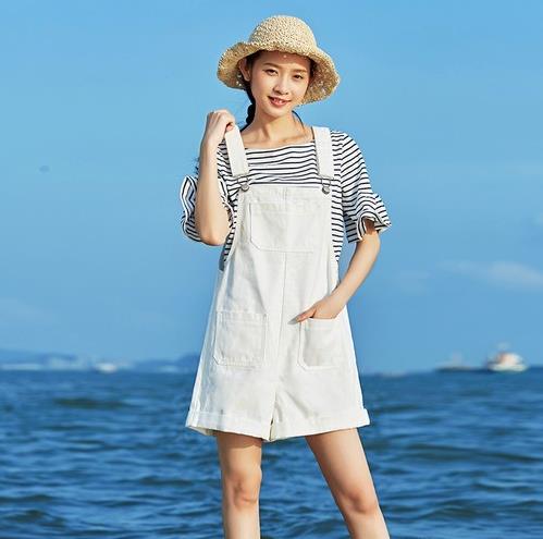 小白鞋搭配高腰开叉短裤：短裤开启清凉小夏日