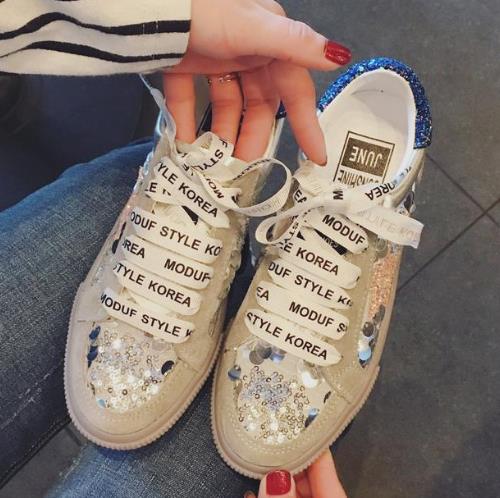 这样的亮片网面休闲鞋搭配风衣牛仔裤都好看（图）