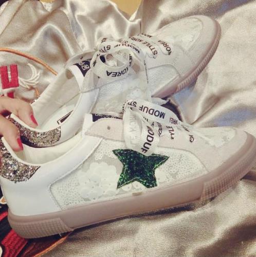 这样的亮片网面休闲鞋搭配风衣牛仔裤都好看（图）