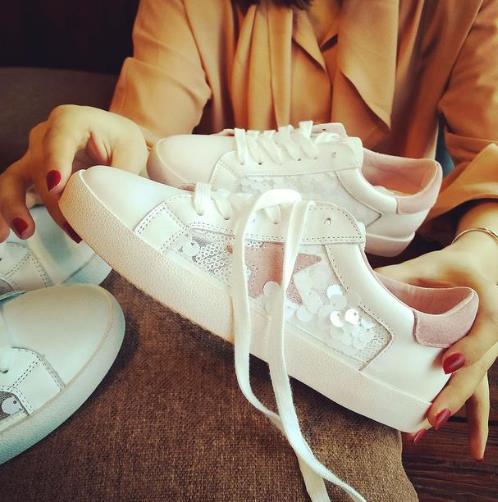 这样的亮片网面休闲鞋搭配风衣牛仔裤都好看（图）