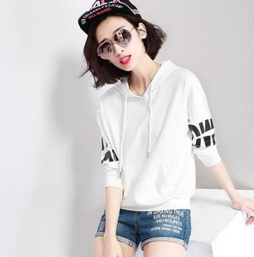 牛仔裤搭配连帽宽松套头卫衣：休闲百搭潮流范（图）