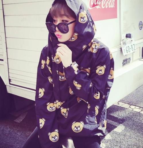 牛仔裤搭配连帽宽松套头卫衣：休闲百搭潮流范（图）