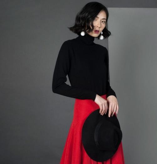 短款系带宽松针织衫搭配裤子：青春时尚甜美范（图）