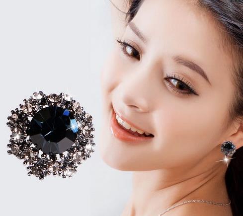 新款耳钉搭配：简约时尚镶钻镀银花形耳钉推荐（图）