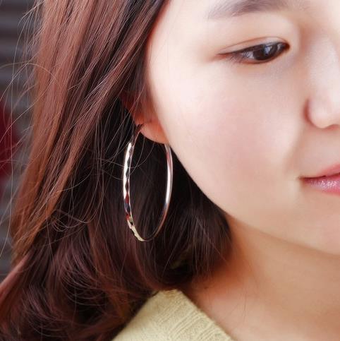 点睛耳钉 时尚不败：不对称纯银耳钉搭配推荐（图）