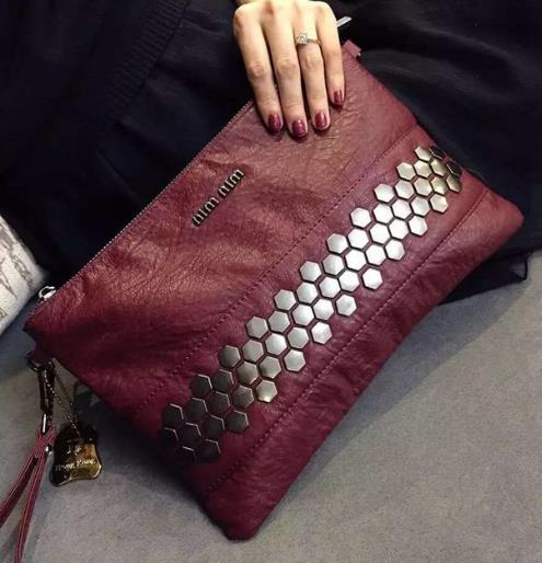 单肩斜跨链条包搭配：时尚简约链条包推荐