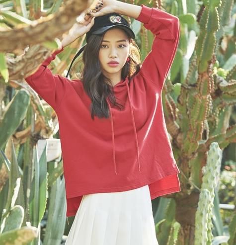 刺绣宽松连帽卫衣怎么搭配才能彰显大长腿(图)
刺绣宽松连帽卫衣怎么搭配才能彰显大长腿(图)