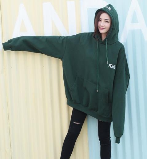 	
刺绣宽松连帽卫衣怎么搭配才能彰显大长腿（图）
