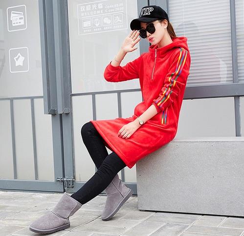 什么外套搭配抓绒粉色连帽卫衣：青春减龄（图）