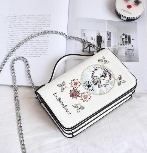 2017新款真皮流苏铆钉链条包：十足女人味（图）