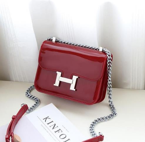 2017新款真皮流苏铆钉链条包：十足女人味（图）