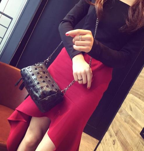 2017新款真皮流苏铆钉链条包：十足女人味（图）