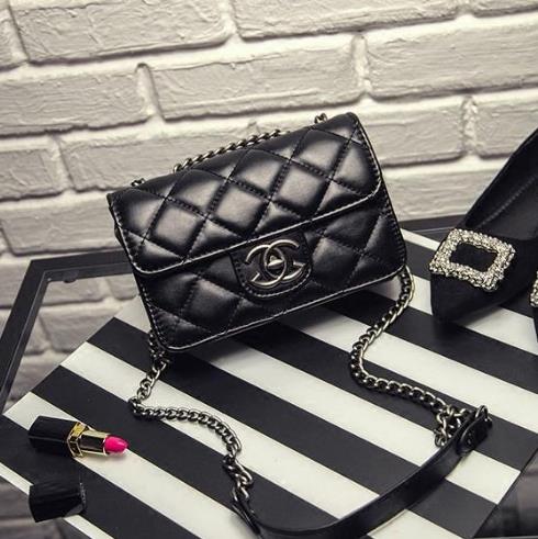 2017新款真皮流苏铆钉链条包：十足女人味（图）