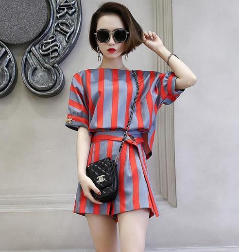 经典喇叭袖条纹连衣裙这么穿才时尚：遮肉显气质