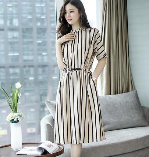 经典喇叭袖条纹连衣裙这么穿才时尚：遮肉显气质