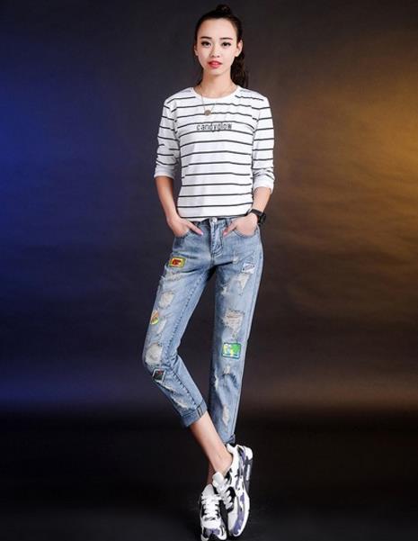 怎样搭配牛仔破洞裤:浪漫不失简单的酸白甜 怎样搭配牛仔破洞裤:浪漫不失简单的酸白甜