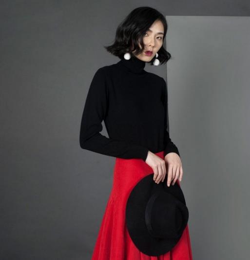 百搭毛衣最诱惑：一字领套头毛衣怎么搭配下装（图）