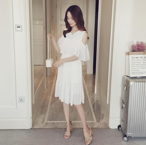 小白鞋搭配高腰背心裙：5款背心裙搭出高贵甜美范