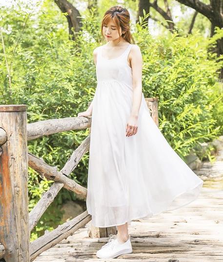 小白鞋搭配高腰背心裙：5款背心裙搭出高贵甜美范