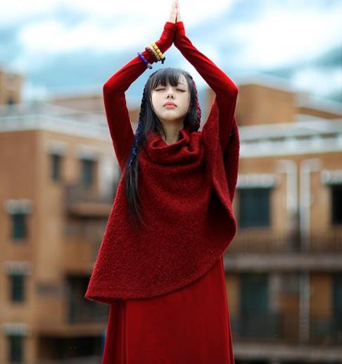 秋冬中长款针织连衣裙怎么搭配外套：百搭显瘦（图）