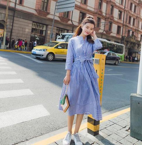 秋冬中长款针织连衣裙怎么搭配外套：百搭显瘦（图）