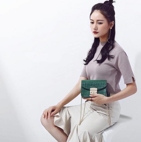 拼接圆环小方包怎么搭配：6种搭出时尚英伦风