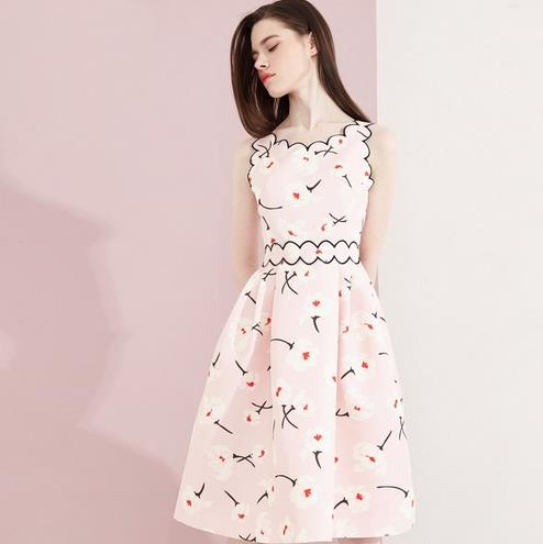 短裙搭配V领宽松雪纺衫:打造夏日复古淑女风 短裙搭配V领宽松雪纺衫:打造夏日复古淑女风