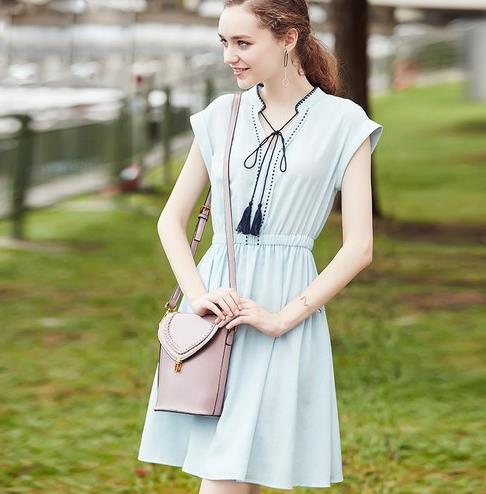 短裙搭配V领宽松雪纺衫:打造夏日复古淑女风 短裙搭配V领宽松雪纺衫:打造夏日复古淑女风