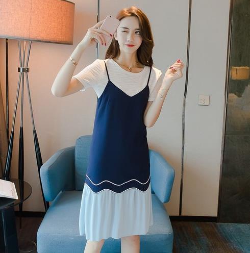 短裙搭配V领宽松雪纺衫:打造夏日复古淑女风 短裙搭配V领宽松雪纺衫:打造夏日复古淑女风