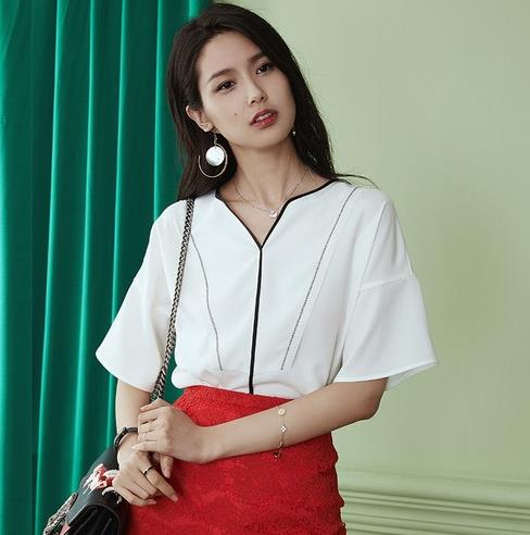 短裙搭配V领宽松雪纺衫：打造夏日复古淑女风