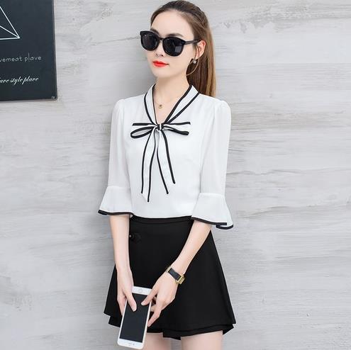短裙搭配V领宽松雪纺衫：打造夏日复古淑女风