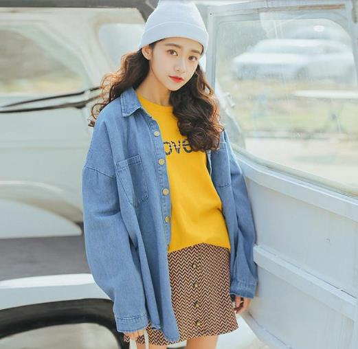 短裤搭配长袖牛仔衬衫：简约大方又显瘦