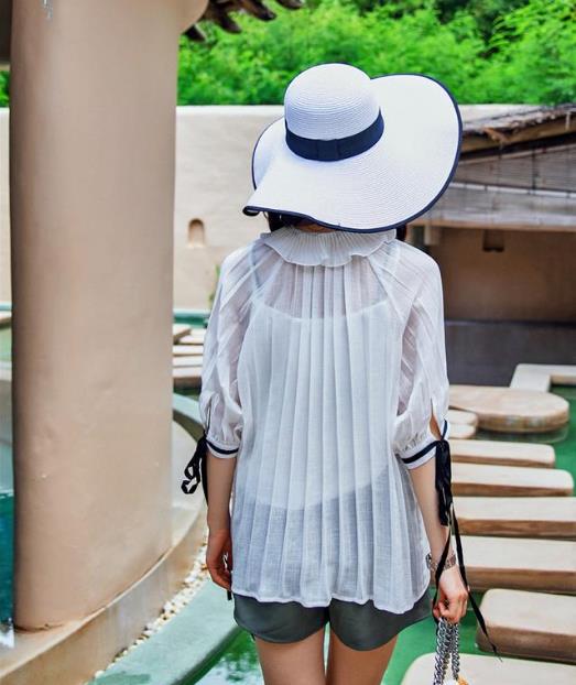 凉鞋搭配复古系带荷叶领衬衫：突显女人甜美魅力