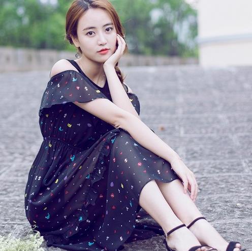 包臀裙搭配喇叭袖花蕾丝上衣:性感时尚淑女风 包臀裙搭配喇叭袖花蕾丝上衣:性感时尚淑女风