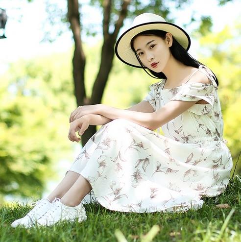 包臀裙搭配喇叭袖花蕾丝上衣:性感时尚淑女风 包臀裙搭配喇叭袖花蕾丝上衣:性感时尚淑女风