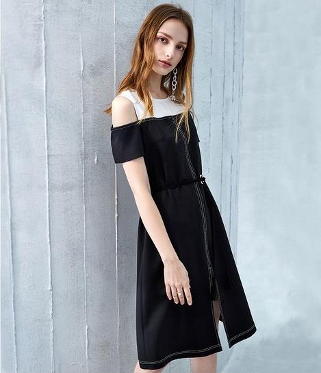 包臀裙搭配喇叭袖花蕾丝上衣：性感时尚淑女风