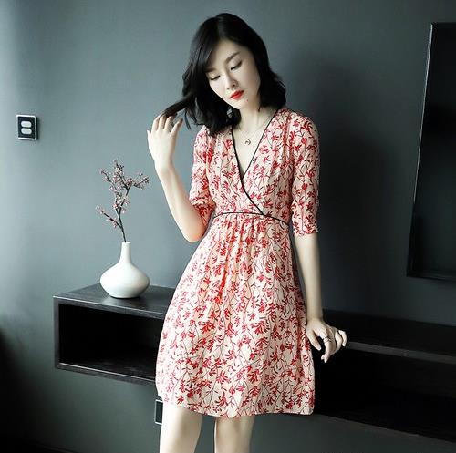 圆领印花连衣裙搭配：5款连衣裙打造性感小清新