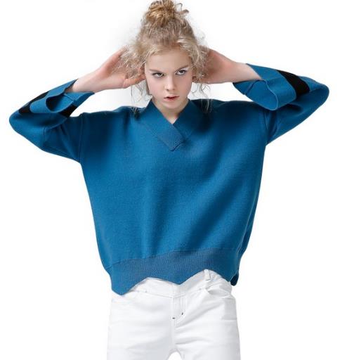 百褶裙搭配蕾丝拼接V领长袖衫：青春甜美风（图）