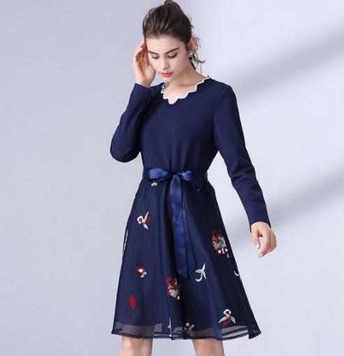 百褶裙搭配蕾丝拼接V领长袖衫：青春甜美风（图）