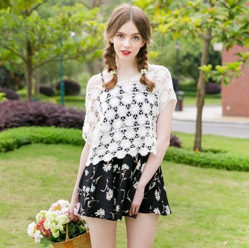 牛仔短裤搭配V领镂空蕾丝罩衫:罩衫的专属性感 牛仔短裤搭配V领镂空蕾丝罩衫:罩衫的专属性感