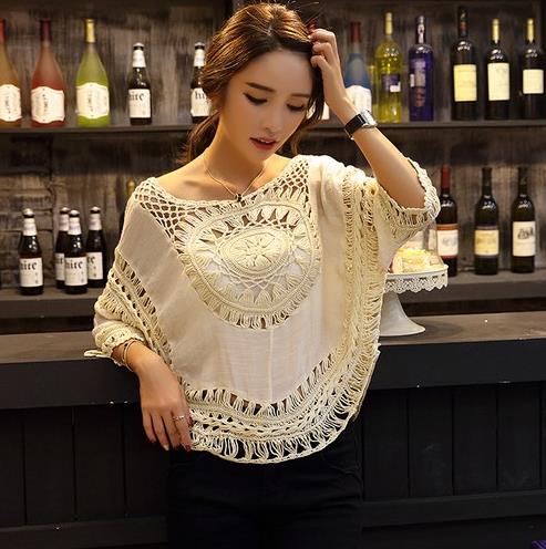 牛仔短裤搭配V领镂空蕾丝罩衫：罩衫的专属性感