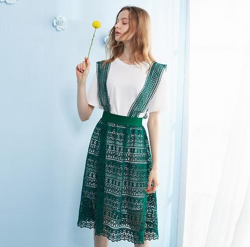 板鞋搭配纱拼接牛仔背带裙：5款搭出清新小浪漫